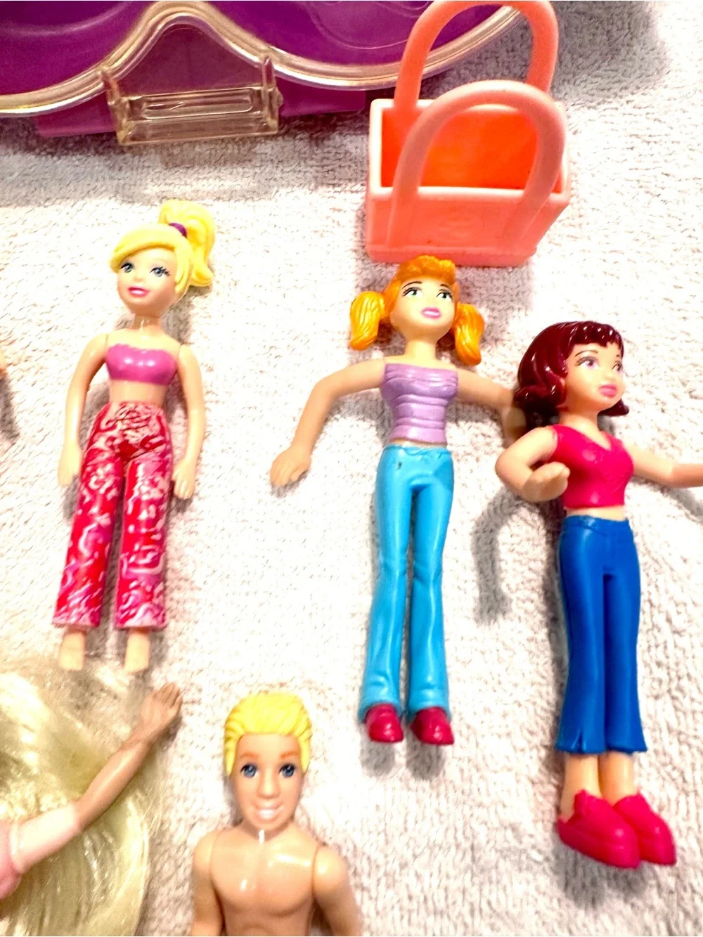 Vintage 7- Assorted Polly Pocket  dolls with case